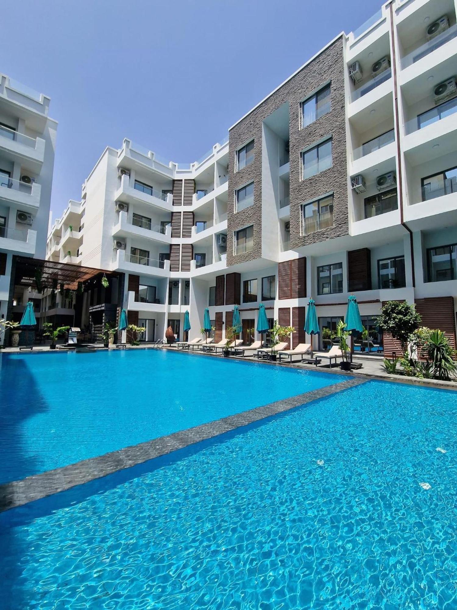 Sanctuary Sunlit Hurghada Haven With 4 Pools, Rooftop Sunsets & Gourmet Bites Steps Away Bagian luar foto